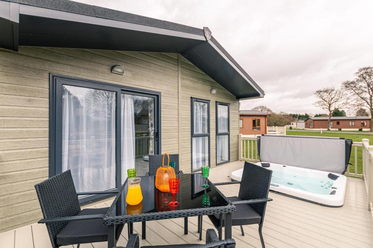 Honeysuckle Lodge With Hot Tub Йорк Экстерьер фото